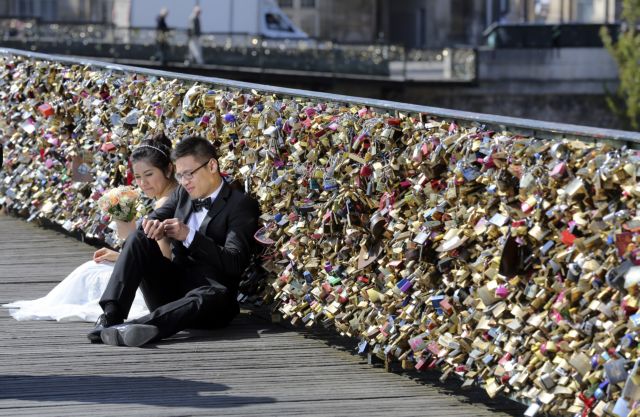 Κάποιοι στο Παρίσι «μπούχτισαν» με τόσα λουκέτα στις γέφυρες